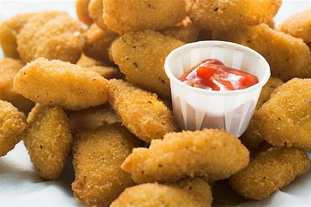 simsearch:659-01847940,k - Chicken nuggets with ketchup Foto de stock - Sin royalties Premium, Código: 659-01847933