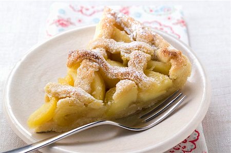 Un morceau de tarte aux pommes avec treillis de pâtisserie Photographie de stock - Premium Libres de Droits, Code: 659-01848010