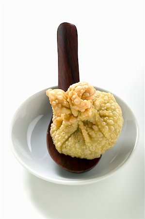 Deep-fried wonton on spoon Foto de stock - Sin royalties Premium, Código: 659-01848046