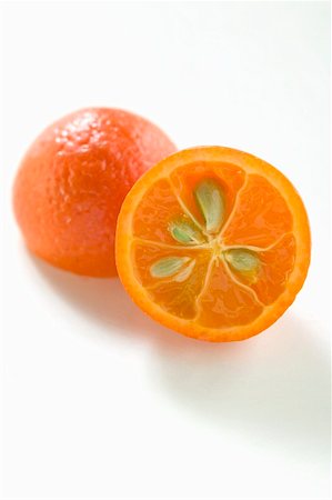 simsearch:659-01864228,k - Petite orange, coupée en deux, avec pépins Photographie de stock - Premium Libres de Droits, Code: 659-01848055