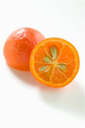 simsearch:659-03523729,k - Petite orange, coupée en deux, avec pépins Photographie de stock - Premium Libres de Droits, Code: 659-01848055