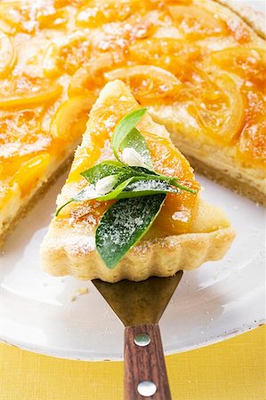 simsearch:659-03533151,k - Orange tart, partly sliced, with slice on server Fotografie stock - Premium Royalty-Free, Codice: 659-01848060