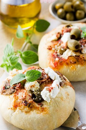 sicily food - Mini-pizzas avec les olives et le fromage (Sicile) Photographie de stock - Premium Libres de Droits, Code: 659-01848086