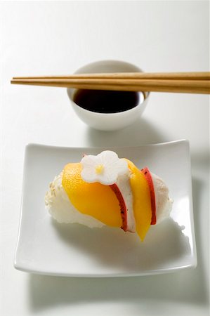 simsearch:659-01846842,k - Nigiri sushi au poulet et mangue Photographie de stock - Premium Libres de Droits, Code: 659-01848091