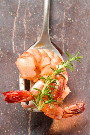 pancake spatula - Fried shrimps with rosemary on spatula Foto de stock - Sin royalties Premium, Código: 659-01848145