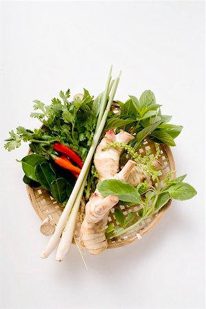 simsearch:659-03522999,k - Herbes thaïes fraîches et épices dans le panier Photographie de stock - Premium Libres de Droits, Code: 659-01848161