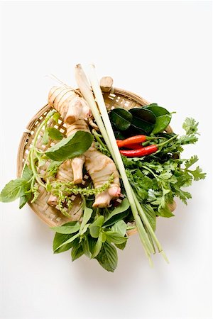 simsearch:659-08895630,k - Herbes thaïes fraîches et épices dans le panier Photographie de stock - Premium Libres de Droits, Code: 659-01848180