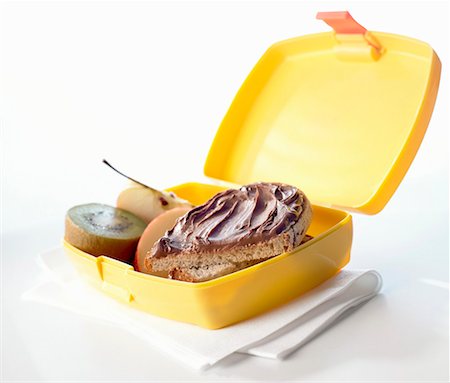 Nutella sandwiches and fruit in lunch box Foto de stock - Sin royalties Premium, Código: 659-01848335