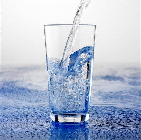 simsearch:659-01848940,k - Pouring water into glass Foto de stock - Sin royalties Premium, Código: 659-01848341