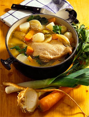 Duck soup with Teltow turnips in pan Foto de stock - Sin royalties Premium, Código: 659-01848367