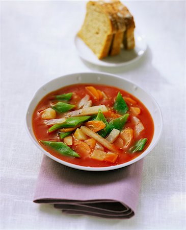 Tomato soup with mixed vegetables Foto de stock - Sin royalties Premium, Código: 659-01848391