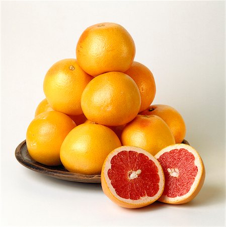 simsearch:659-01846644,k - Pink grapefruits on plate, one cut open in front Stock Photo - Premium Royalty-Free, Code: 659-01848436