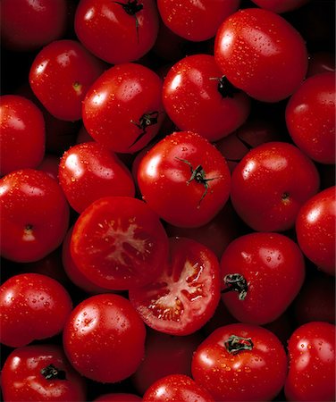 Tomatoes with drops of water (filling the picture) Stock Photo - Premium Royalty-Free, Code: 659-01848439