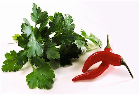 simsearch:659-03522999,k - Persil et deux piments Photographie de stock - Premium Libres de Droits, Code: 659-01848460