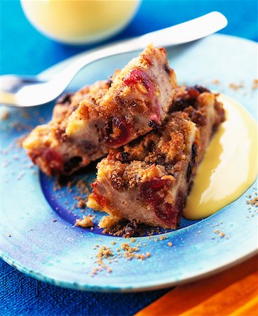 Two pieces of cinnamon cake with berries and custard Fotografie stock - Premium Royalty-Free, Codice: 659-01848499