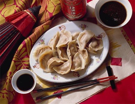 simsearch:659-01846852,k - Raviolis chinois à la sauce de soja Photographie de stock - Premium Libres de Droits, Code: 659-01848622