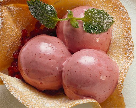 sorbetto - Three scoops of cranberry sorbet Stock Photo - Premium Royalty-Free, Code: 659-01848631