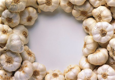 Dried garlic laid around the edge of the picture Foto de stock - Sin royalties Premium, Código: 659-01848648