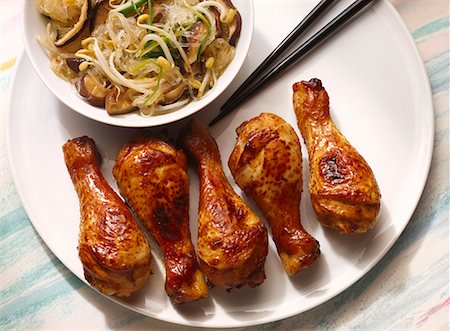 Chicken Legs with Chinese Noodles Foto de stock - Sin royalties Premium, Código: 659-01848668