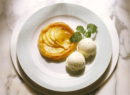 Small apple tart Stock Photo - Premium Royalty-Free, Code: 659-01848756