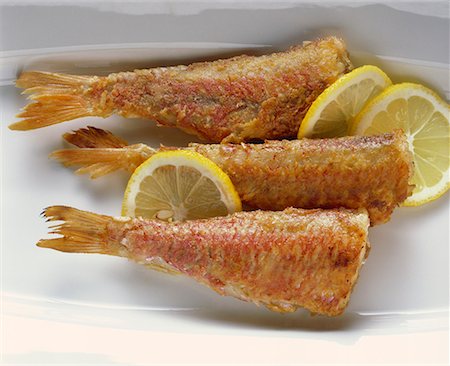 Roasted red mullets with lemon slices Stock Photo - Premium Royalty-Free, Code: 659-01848911