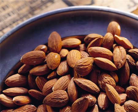 A Bowl of Shelled Almonds Stock Photo - Premium Royalty-Free, Code: 659-01848957