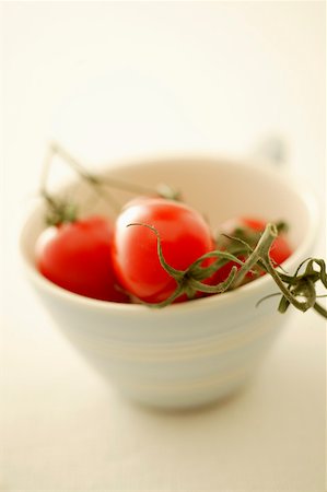 simsearch:659-01848974,k - Cherry tomatoes in a bowl Foto de stock - Royalty Free Premium, Número: 659-01848974