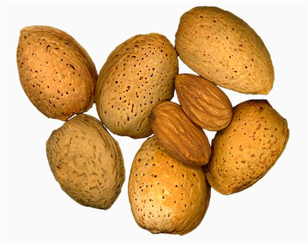 Several shelled and unshelled almonds Stock Photo - Premium Royalty-Free, Code: 659-01849076