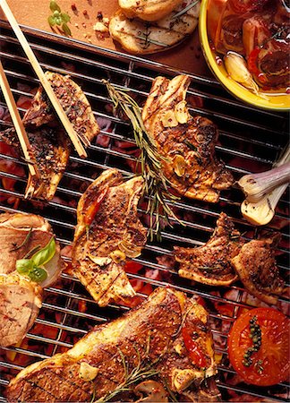 Grill rack with lamb cutlets and T-bone steaks Fotografie stock - Premium Royalty-Free, Codice: 659-01849096