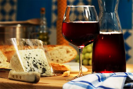 queso azul - Red wine in glass and carafe and a piece of gorgonzola Foto de stock - Sin royalties Premium, Código: 659-01849178