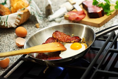 frying pan with bacon - Fried egg with Black Forest ham in a frying pan Stock Photo - Premium Royalty-Free, Code: 659-01849173