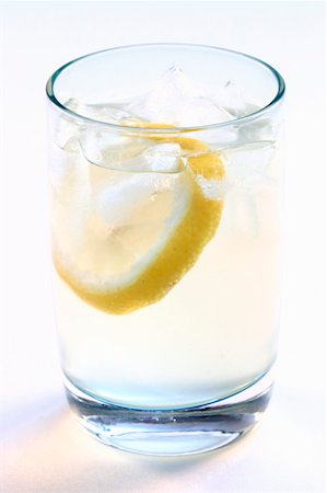 simsearch:659-01843087,k - Eau minérale avec une tranche de citron et de glace Photographie de stock - Premium Libres de Droits, Code: 659-01849256