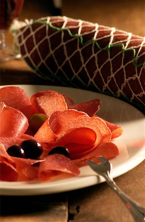 salamis - Salami, ein Stück und in Scheiben geschnitten Stockbilder - Premium RF Lizenzfrei, Bildnummer: 659-01849287