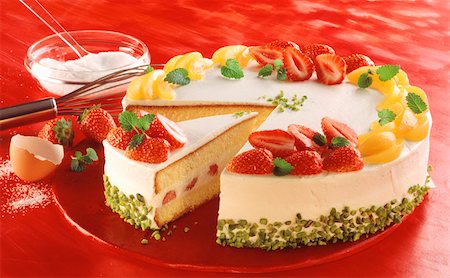 Strawberry cream cake with apricot slices, a piece cut Stock Photo - Premium Royalty-Free, Code: 659-01849296