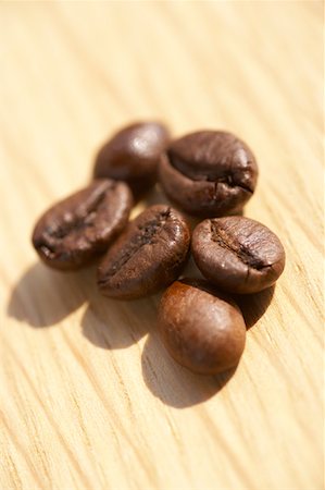 simsearch:659-01852500,k - Six coffee beans on a wooden platter Foto de stock - Sin royalties Premium, Código: 659-01849307