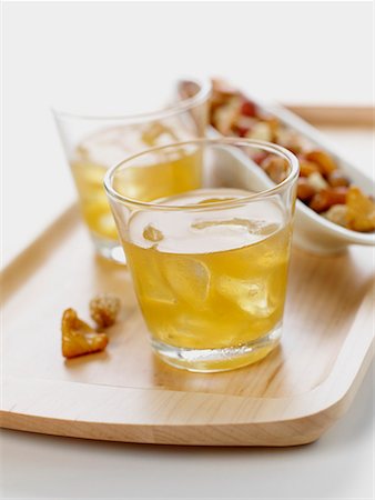 Deux Sours Brandy avec amuse-gueules Photographie de stock - Premium Libres de Droits, Code: 659-01849310