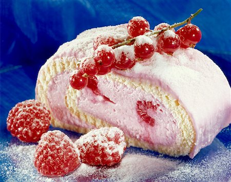 Frozen raspberry and redcurrant roulade Foto de stock - Sin royalties Premium, Código: 659-01849383