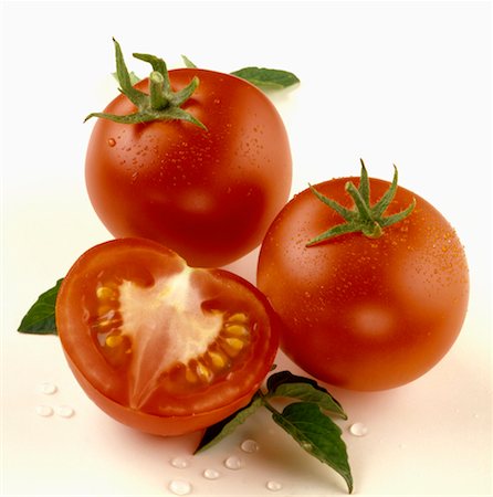Two whole and one half tomato Stock Photo - Premium Royalty-Free, Code: 659-01849480
