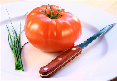 simsearch:659-03524079,k - Une tomate, ciboulette et un couteau sur une plaque Photographie de stock - Premium Libres de Droits, Code: 659-01849507