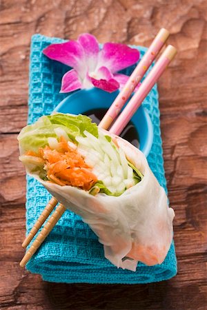simsearch:659-01849559,k - Rice paper roll with soy sauce, chopsticks and orchid Foto de stock - Sin royalties Premium, Código: 659-01849571