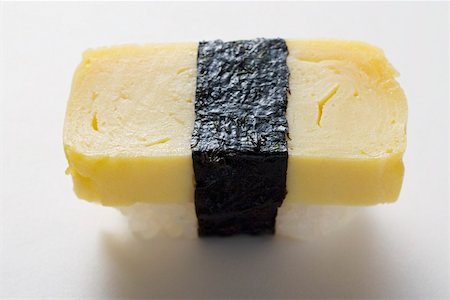 Nigiri sushi avec omelette Photographie de stock - Premium Libres de Droits, Code: 659-01849592