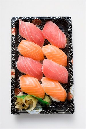 simsearch:659-02212373,k - Plateau de nigiri sushi à emporter Photographie de stock - Premium Libres de Droits, Code: 659-01849614