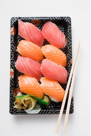simsearch:659-02212373,k - Plateau de nigiri sushis à emporter Photographie de stock - Premium Libres de Droits, Code: 659-01849615