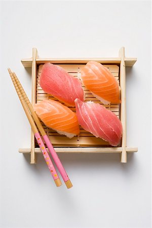 simsearch:659-01855865,k - Nigiri sushis avec des baguettes sur la natte de bambou Photographie de stock - Premium Libres de Droits, Code: 659-01849617