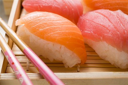 simsearch:659-08418941,k - Nigiri sushi with chopsticks on bamboo mat Foto de stock - Sin royalties Premium, Código: 659-01849619