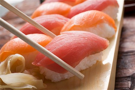 simsearch:659-01855881,k - Nigiri sushis avec des baguettes Photographie de stock - Premium Libres de Droits, Code: 659-01849628