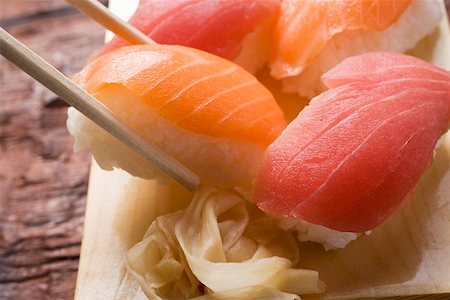 raw salmon fillet - Nigiri sushis avec des baguettes Photographie de stock - Premium Libres de Droits, Code: 659-01849629