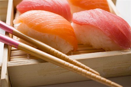 simsearch:659-01845933,k - Nigiri Sushi mit Stäbchen auf die Bambusmatte Stockbilder - Premium RF Lizenzfrei, Bildnummer: 659-01849620