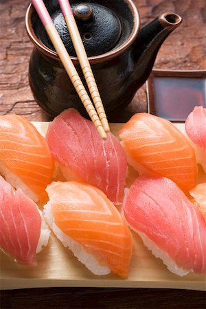 simsearch:659-01845933,k - Nigiri Sushi, Stäbchen und Topf Stockbilder - Premium RF Lizenzfrei, Bildnummer: 659-01849622