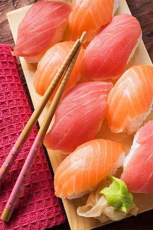 simsearch:659-08418941,k - Nigiri sushi with tuna and salmon on sushi board Foto de stock - Sin royalties Premium, Código: 659-01849634